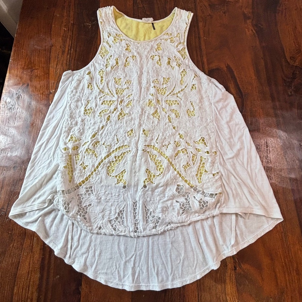 Akemi + Kin Anthropologie White Lace Yellow Lined High-Low Tank Top Large